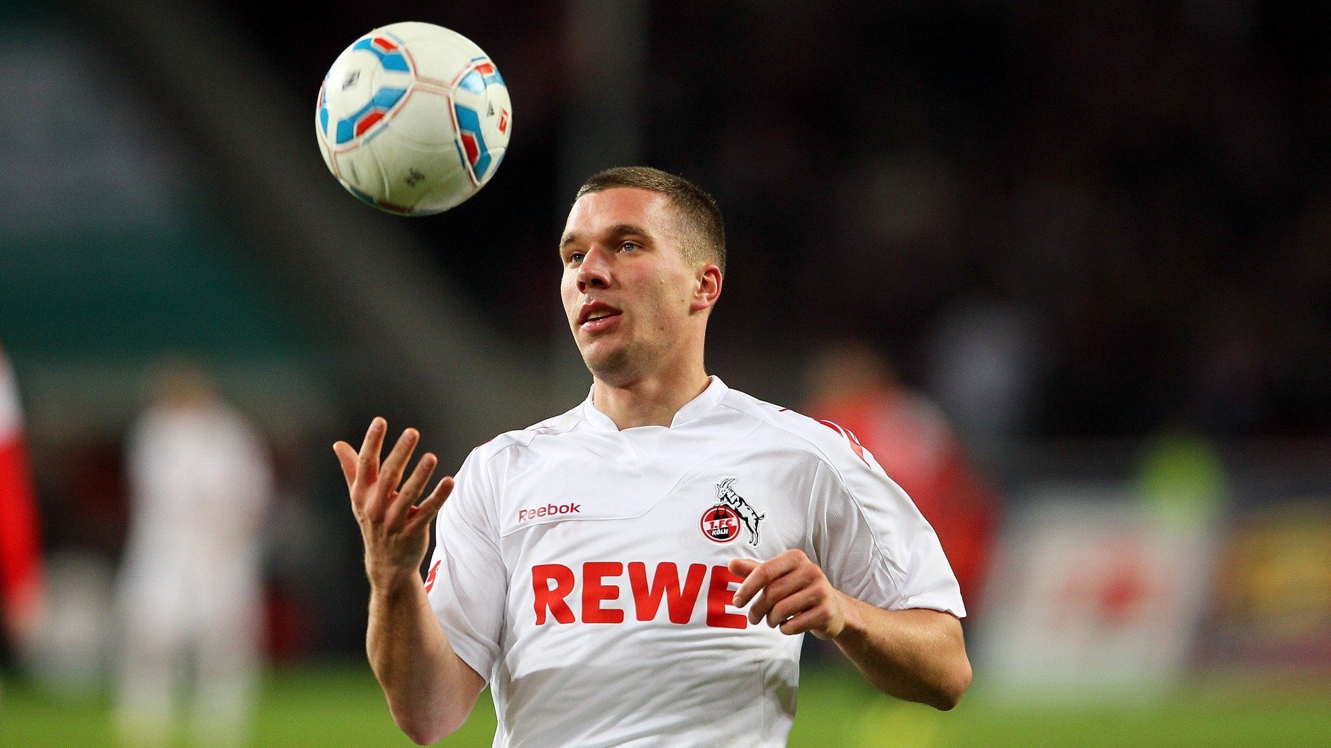 “竞技精神点燃全场！”——全球车迷狂热助威热潮